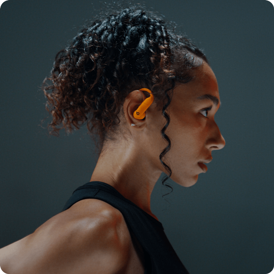 佩戴 Powerbeats Pro 2 的女士的侧视图