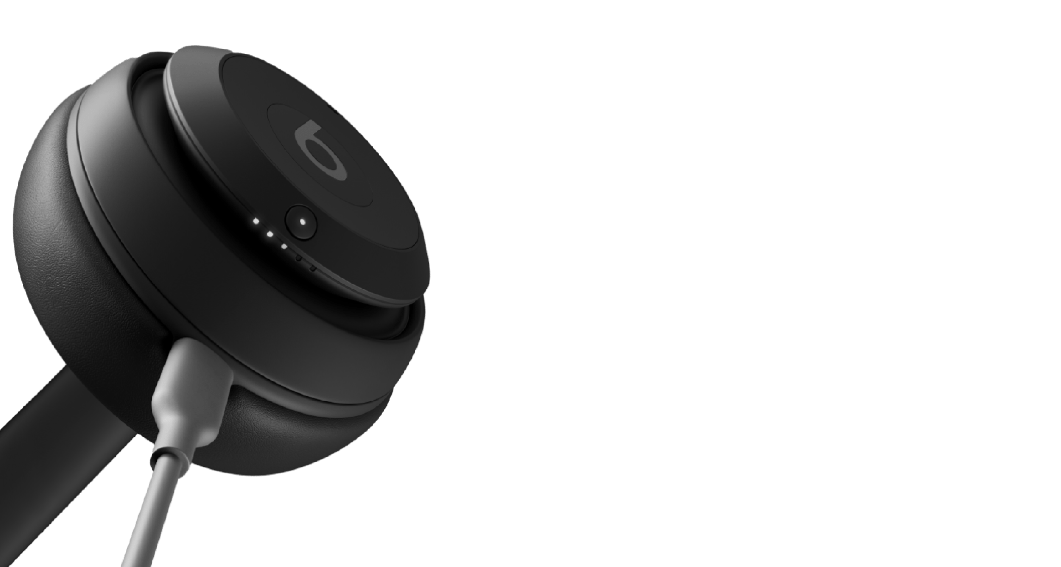 黑色 Beats Studio Pro 与 USB-C 线缆的特写
