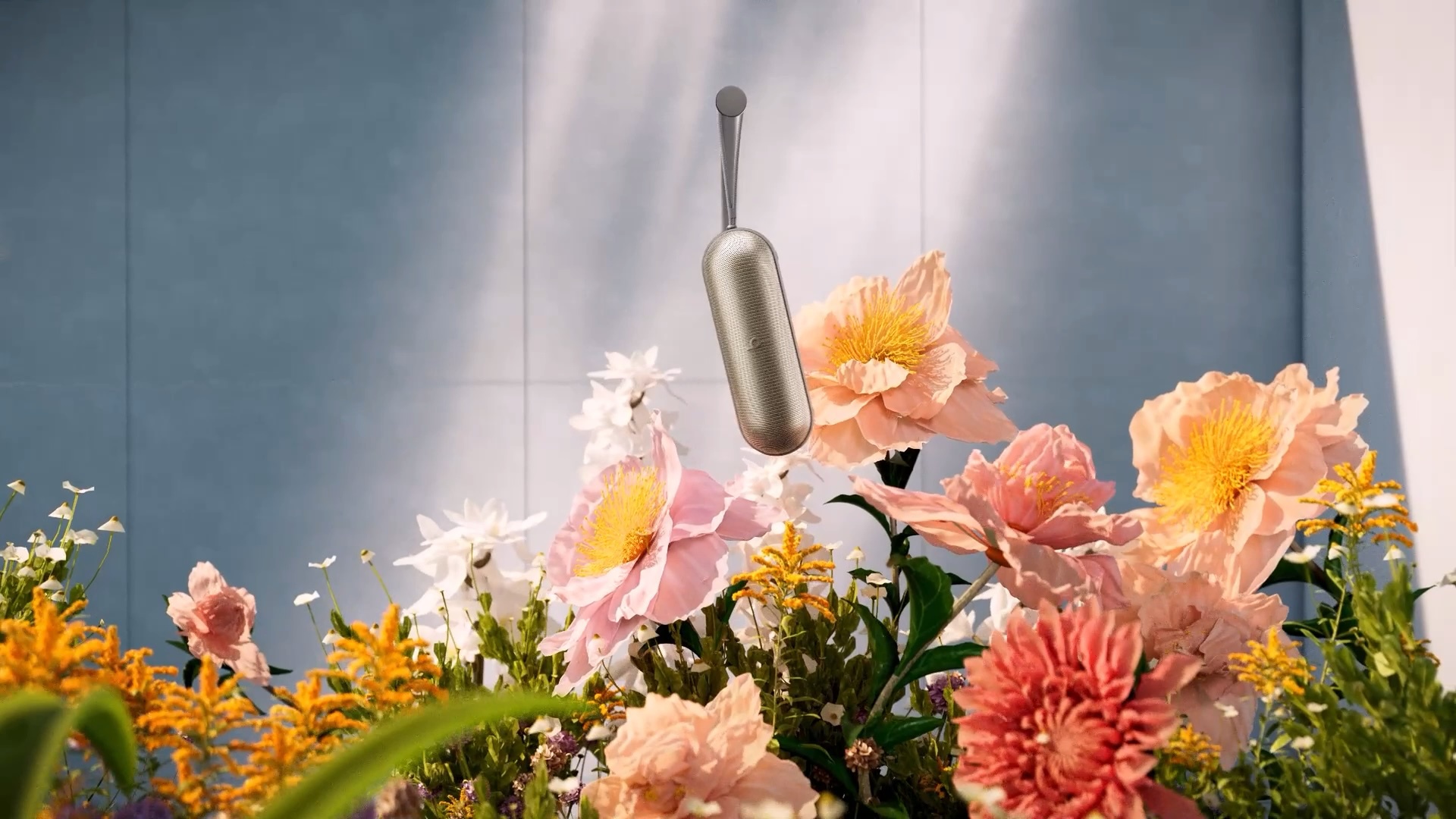 Beats Pill 悬挂在挂绳上的图片